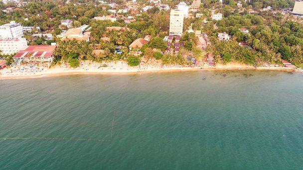 Vista aérea de la playa en la isla de Phu Quoc, costa larga de la playa en un tiempo soleado
 - Foto, imagen