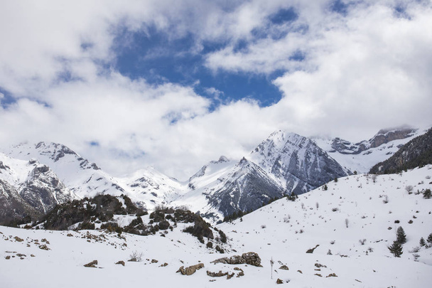 ΣΥΝΟΛΟ κοιλάδα, εθνικό πάρκο Ordesa y Monte Perdido με χιόνι. - Φωτογραφία, εικόνα