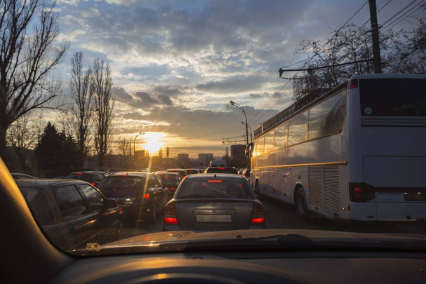 Dopravní zácpy ve večerních hodinách při západu slunce. - Fotografie, Obrázek