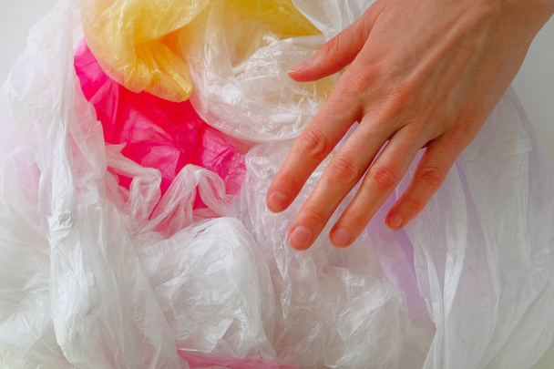 Plastiktüten werden recycelt. Umweltschutz. Konzept ohne Plastiktüten. - Foto, Bild