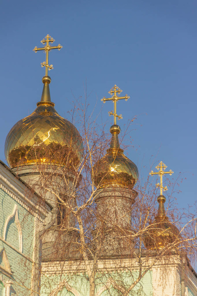 Goldene Kuppeln der alten orthodoxen Kirche - Foto, Bild