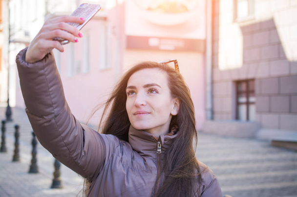 Woman selfie city street - Φωτογραφία, εικόνα