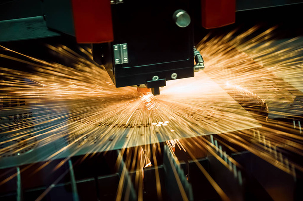 CNC Cięcie laserowe metalu, nowoczesna technologia przemysłowa. - Zdjęcie, obraz