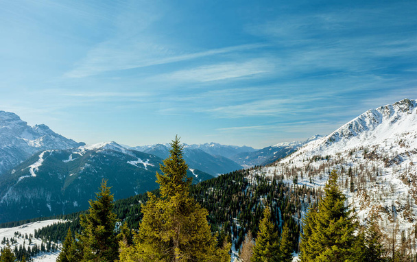 Beautiful winter Alpine landscape. Bright sun, snow-capped peaks - Foto, Bild