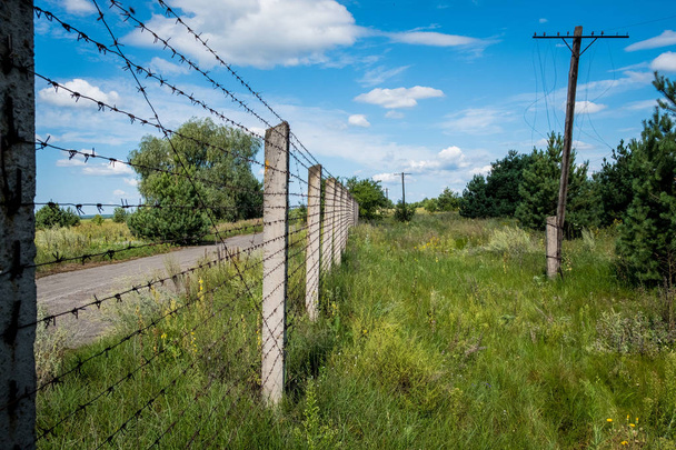 Το συρματόπλεγμα στα σύνορα της ζώνης αποκλεισμού, χωριό Dytyatky, Ουκρανία, 08.08.2018 - Φωτογραφία, εικόνα