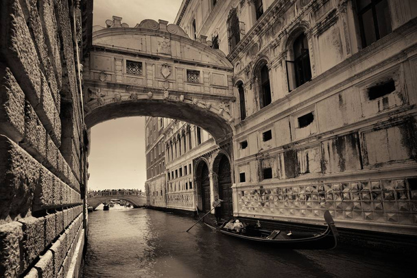 Most Westchnień jako słynny zabytek i gondola w Wenecji Włochy. - Zdjęcie, obraz