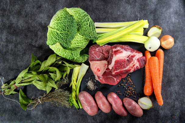 мясо и овощи для приготовления французского горшка au feu
 - Фото, изображение