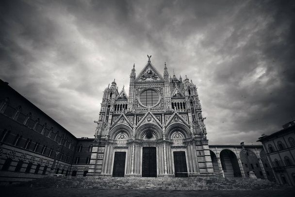 Cathédrale de Sienne gros plan comme le célèbre point de repère dans la ville médiévale par une journée nuageuse en Italie. - Photo, image