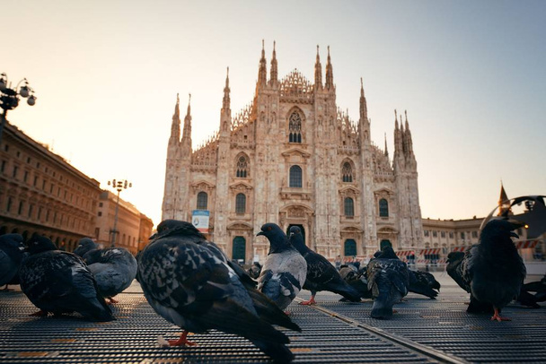 Place de la Cathédrale ou Piazza del Duomo en italien est le centre de Milan en Italie.  - Photo, image