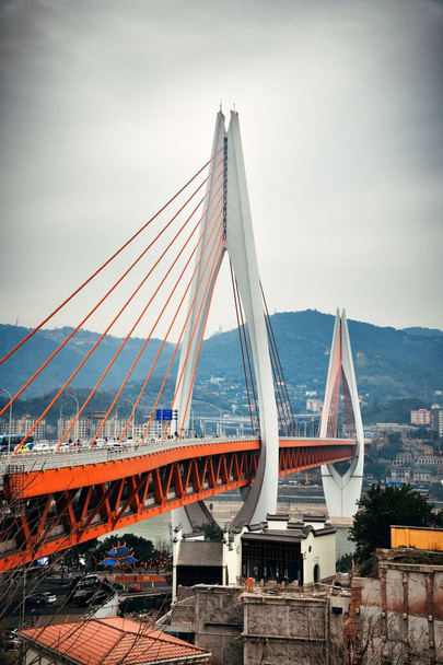 Γέφυρα και αστική αρχιτεκτονική της πόλης σε Chongqing, Κίνα. - Φωτογραφία, εικόνα