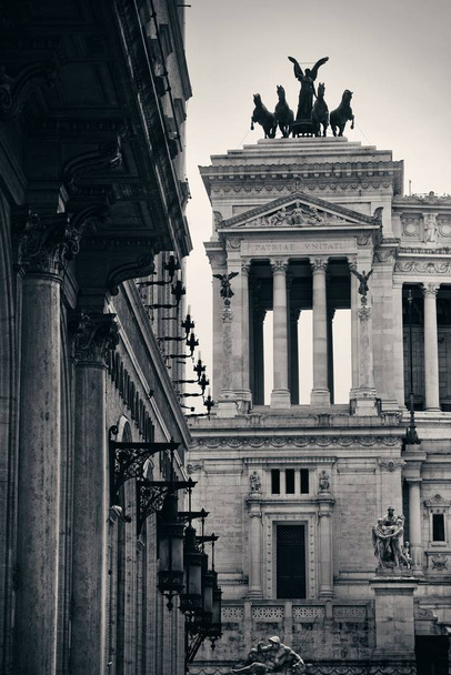 Monumento Nazionale a Vittorio Emanuele II o II Vittoriano in Piazza Venezia, Roma, Italia con vista sulla strada
. - Foto, immagini