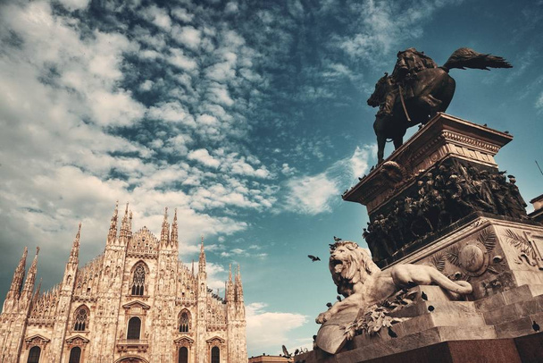 Kuningas Victor Emmanuel II:n muistomerkki katedraalin aukiolla tai Piazza del Duomon muistomerkki Italian Milanossa Italiassa.  - Valokuva, kuva