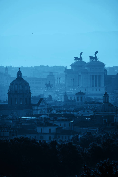 Vista de la azotea de Roma al amanecer silueta con arquitectura antigua en Italia en tono azul.  - Foto, imagen