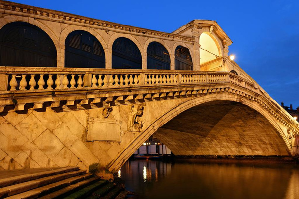 Puente de Rialto o Ponte di Rialto sobre Gran Canal por la noche en Venecia, Italia
. - Foto, Imagen