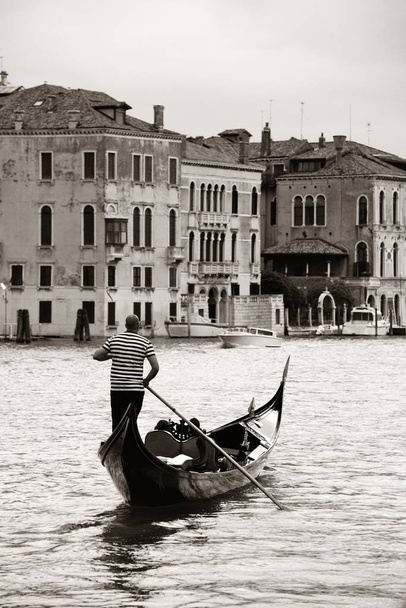 Gondel in kanaal in Venetië - Foto, afbeelding