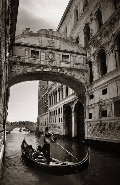 Híd Sóhajok, mint a híres mérföldkő és gondola Velencében Olaszország. - Fotó, kép