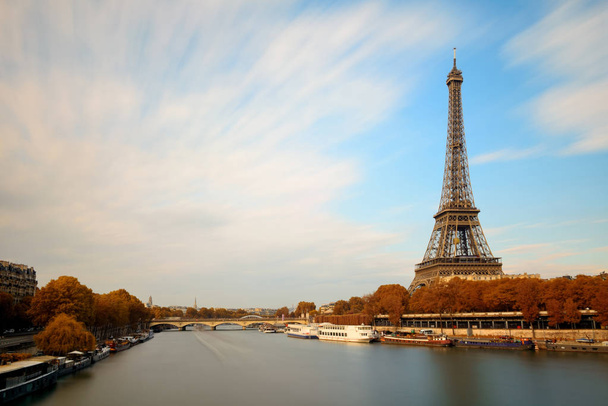 Río Sena y Torre Eiffel en París, Francia. - Foto, Imagen