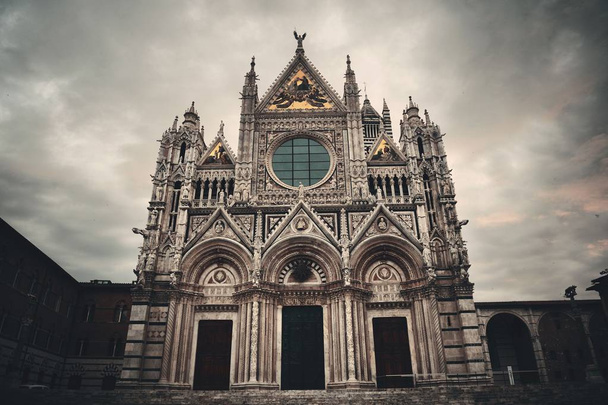Siena katedraali lähikuva kuuluisa maamerkki keskiaikaisessa kaupungissa pilvinen päivä Italiassa. - Valokuva, kuva