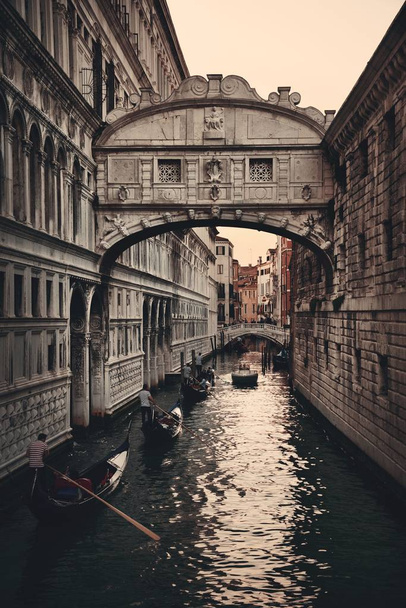 Puente de los Suspiros como el famoso monumento y góndola en Venecia Italia. - Foto, Imagen