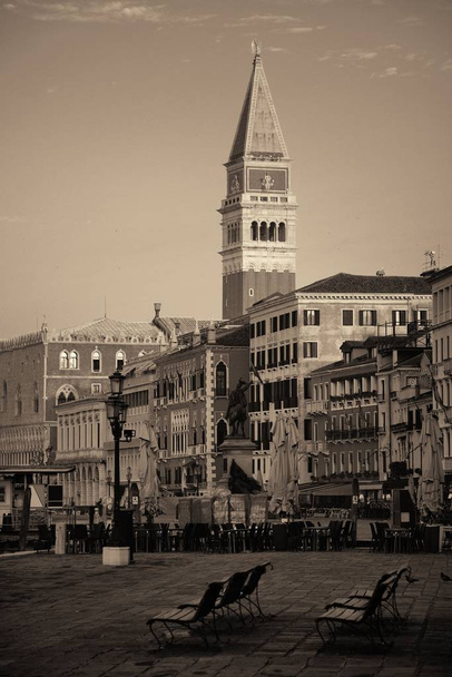 St. Marks Kilisesi saat kulesi ve caddesi Venedik, İtalya. - Fotoğraf, Görsel