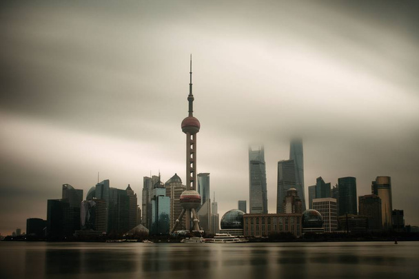 Шанхайський міський краєвид з оголеним небом і водними відображеннями в Китаї.  - Фото, зображення