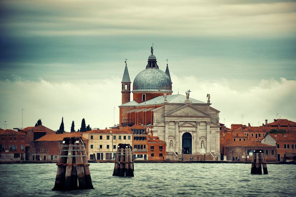 Εκκλησία πάνω από τη θάλασσα με τρούλο στη Βενετία Ιταλία. - Φωτογραφία, εικόνα