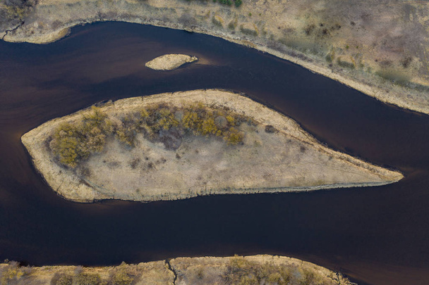 Vista aérea, paisaje de primavera del campo de la pequeña isla en río tranquilo en el día de la tarde soleado
. - Foto, Imagen