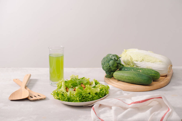 Varios ingredientes de ensalada ecológica verde sobre fondo blanco. Estilo de vida saludable o desintoxicación dieta concepto de alimentos
 - Foto, imagen