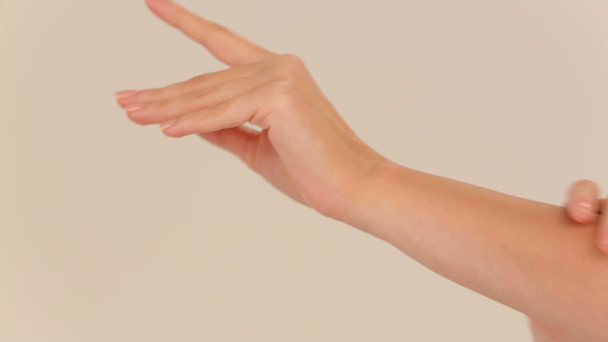 γυναίκα με ενυδατική κρέμα χεριών. Close-up. χρησιμοποιώντας κρέμα χεριών. - Πλάνα, βίντεο