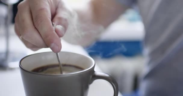 L'homme prépare le café instantané
 - Séquence, vidéo