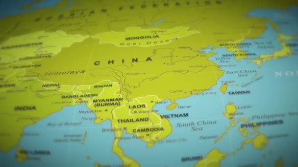 Wereldkaart vlucht over achtergrond/4k animatie van een wereldkaart reis achtergrond vlucht over met Oceaan, landen en steden namen - Video