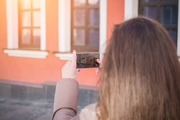 girl photographs the architectural features of the building - Foto, Imagen