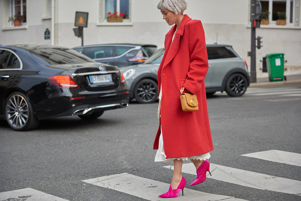 Modna kobieta stawia na ulicy zaskoczy podczas paryskiego Fashion Week Womenswear jesień/zima 2019/2020 ulica przystawki w Paryżu, Francja, 28 lutego 2019.  - Zdjęcie, obraz