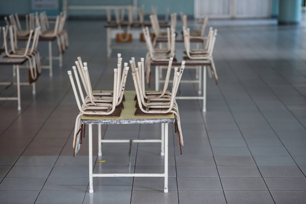 стулья на столах в детском саду
 - Фото, изображение