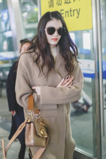 Chinese supermodel He Sui leaves the terminal after landing at the Chengdu Shuangliu International Airport in Chengdu city, southwest China's Sichuan province, 30 March 2019. - Photo, image