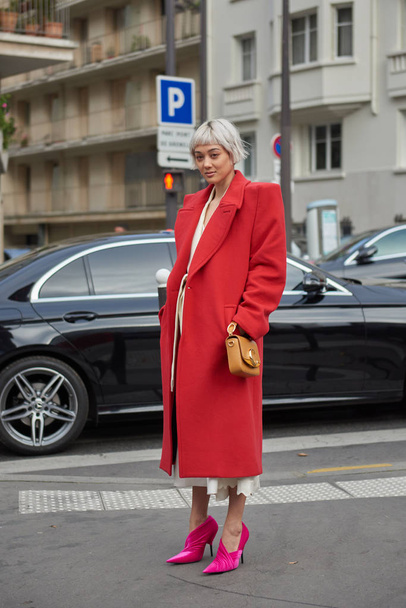 トレンディな女性は、パリファッションウィーク中にストリートスナップのためのポーズ婦人服秋/冬2019/2020 ストリートスナップパリ、フランス、28 2 月2019.  - 写真・画像