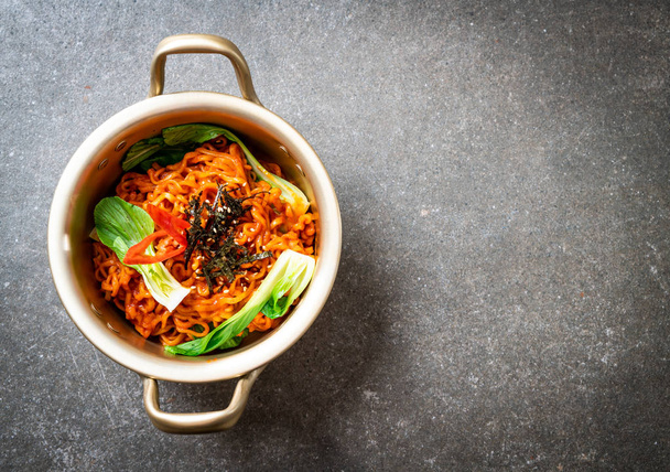 korean instant noodles with vegetable and kimchi - Foto, Imagen