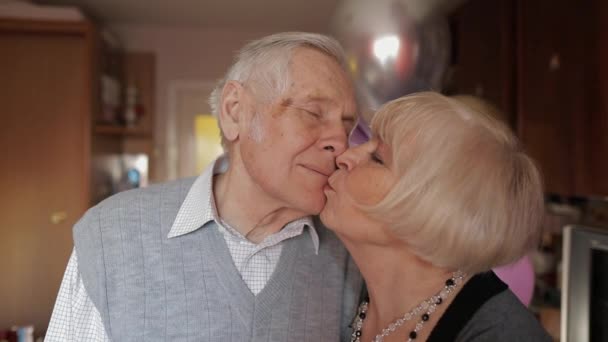 Portret van een gelukkig grootvader en de grootmoeder die liefdevol naar elkaar kijkt - Video
