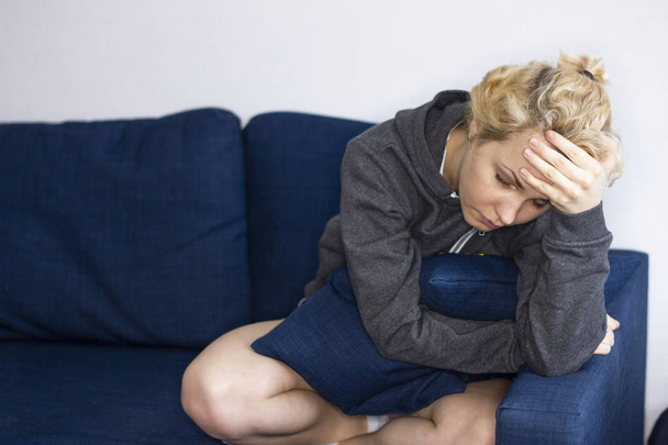 Mulher deprimida solitária infeliz em casa com os olhos fechados
 - Foto, Imagem