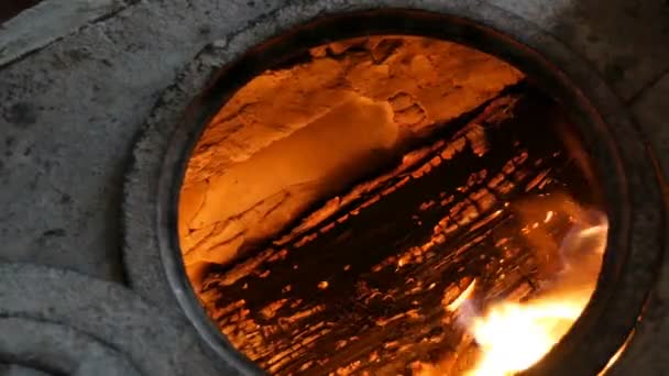 Vanha vintage tiili uuni valurautainen pannukakkuja, jossa palo polttaa lähikuva
 - Materiaali, video