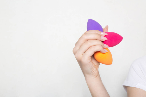 Γυναικεία χέρια με όμορφο μανικιούρ που κατέχουν μωβ, ροζ και ή - Φωτογραφία, εικόνα