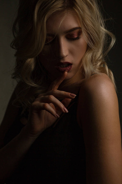 Adorable blonde girl with glowing skin and naked shoulders posin - Fotografie, Obrázek