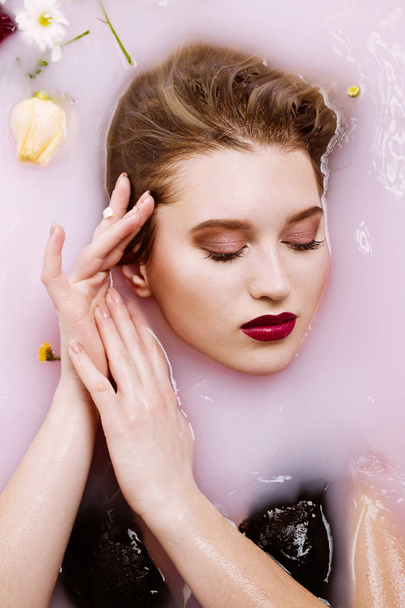 Mükemmel makyaj ile banyosunda rahatlatıcı güzel sarışın kadınla - Fotoğraf, Görsel