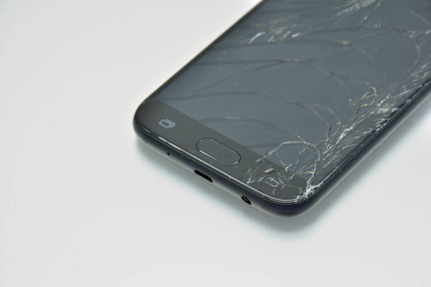 Мобильный телефон со сломанным ЖК-экраном
 - Фото, изображение