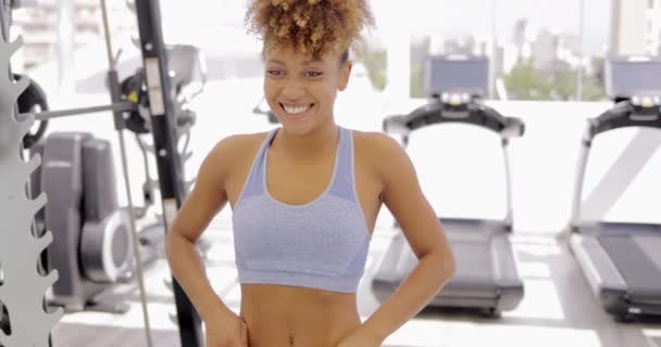 junges sportliches Model im Fitnessstudio - Filmmaterial, Video