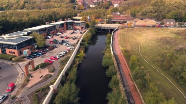 Luchtfoto drone beelden langs de rivier Don-een typische overstroming site, in Sheffield, South Yorkshire, Verenigd Koninkrijk-zomer 2018 - Video