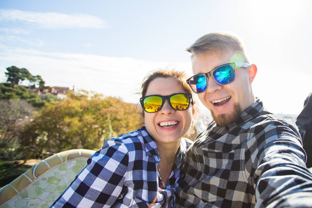 Couple de voyage heureux de faire portrait selfie avec smartphone à Park Guell, Barcelone, Espagne
. - Photo, image