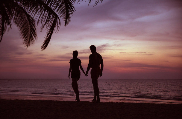 junges entspanntes Paar blickt auf den ruhigen Ozean - Foto, Bild