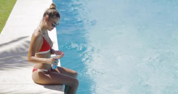 Mulher passar tempo na piscina resort
 - Filmagem, Vídeo