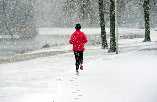 Lumessa juokseminen
 - Valokuva, kuva